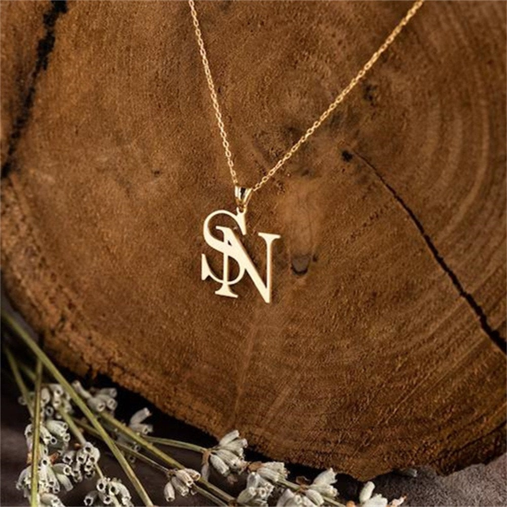 Couples Custom Initial Letter  - Birth Flower Necklace avaliação e preço